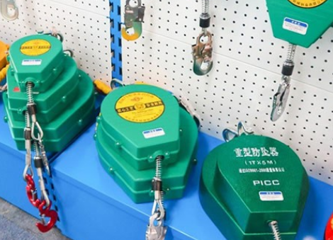 Please wear fall arrestor to prevent falling from height