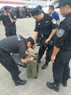 圖片關鍵詞 深圳南山公安局干警擺弄PUS0443無人機干擾器(便攜式)